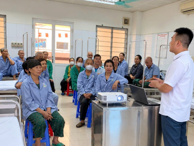 TRUYỀN THÔNG GIÁO DỤC SỨC KHỎE TẠI KHOA HÓA TRỊ LIỆU: NÂNG CAO KIẾN THỨC, CHĂM SÓC TOÀN DIỆN NGƯỜI BỆNH UNG THƯ TRUYỀN THÔNG GIÁO DỤC SỨC KHỎE TẠI KHOA HÓA TRỊ LIỆU: NÂNG CAO KIẾN THỨC, CHĂM SÓC TOÀN DIỆN NGƯỜI BỆNH UNG THƯ